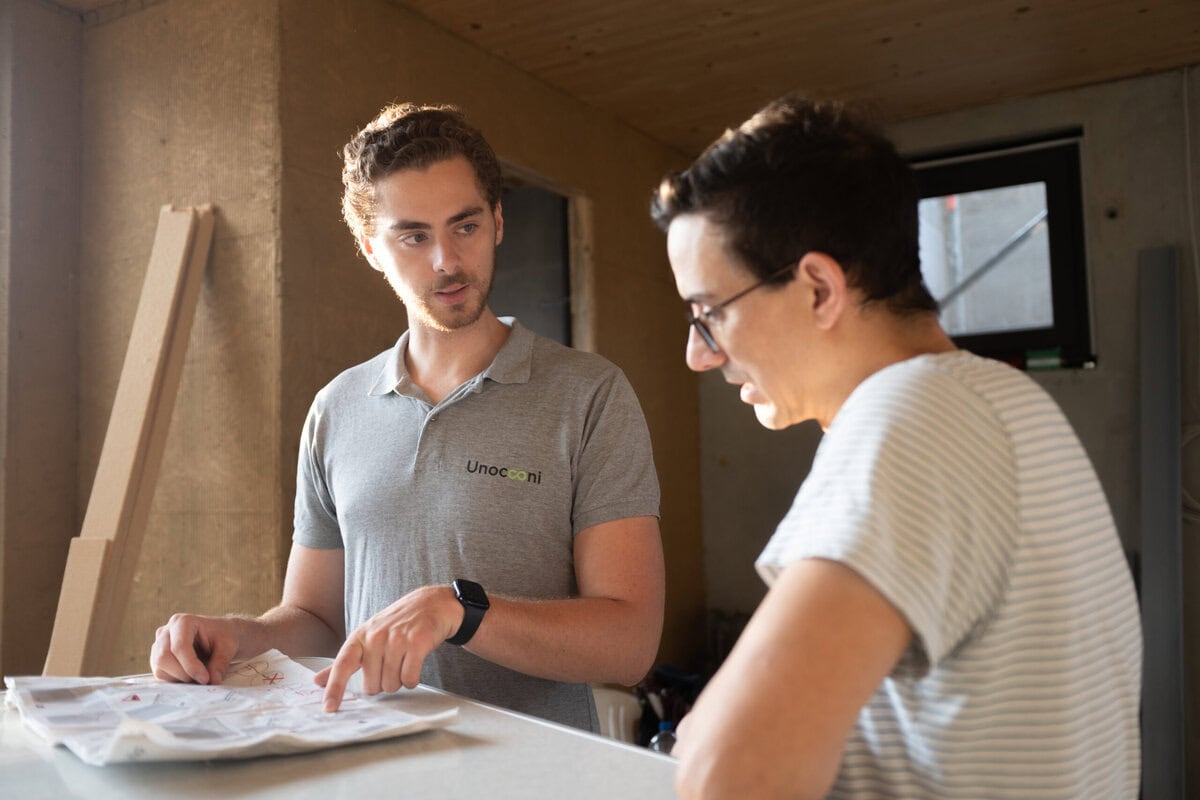 Valentin Nittbaur, der mit seinem Vater Steffen Unocconi gegründet hat, berät einen Kunden zu Wärmerückgewinnung beim Duschen.