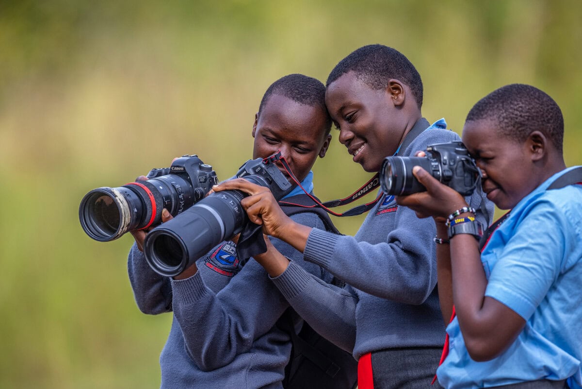 Die Tony Wild Foundation bietet in Kenias Schulen Projekte zur Bildung und Aufklärung über Tier- und Umweltschutz an. Im Gespräch erklärt Gründer Anthony Ochieng die beeindruckende Entstehungsgeschichte, wie Bilder Geschichten für den Artenschutz erzählen und wie wir es schaffen, zu vermitteln, dass Tier- und Umweltschutz uns alle angeht.