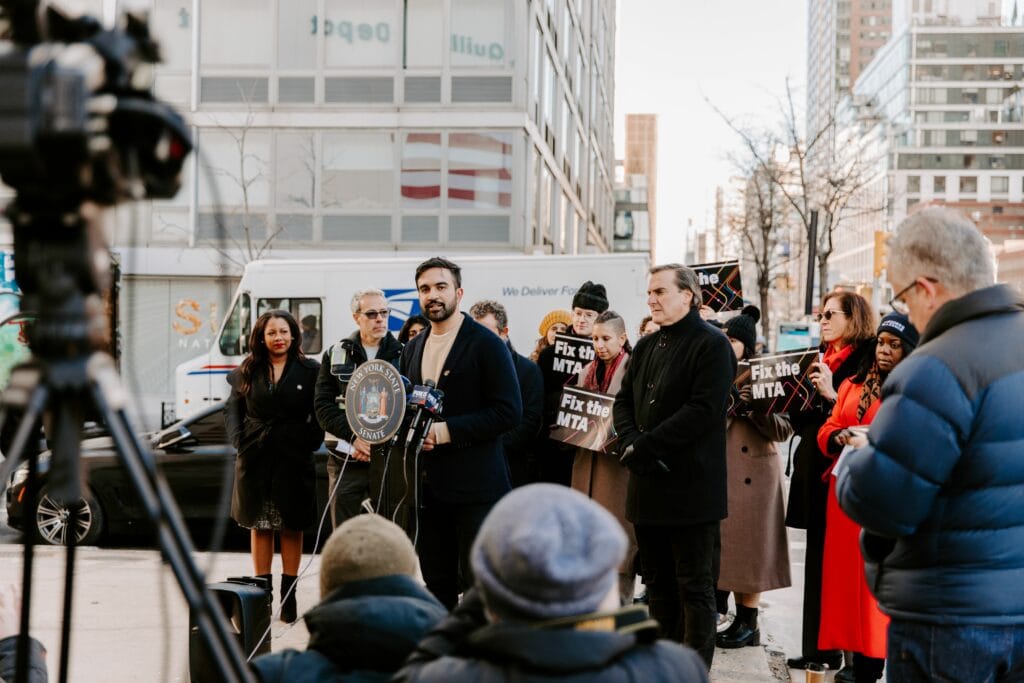 Zohran Mamdani hat große Visionen. Hinter seinen Visionen stehen abertausende überzeugte New Yorker und New Yorkerinnen. 