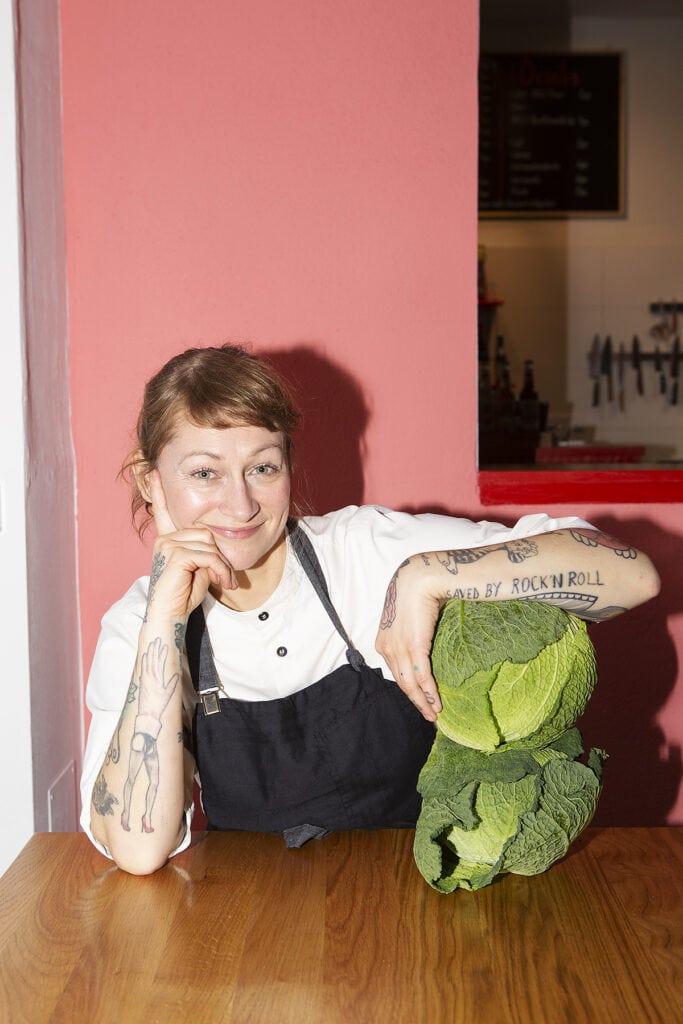 Vegane Ernährung bedeutet für Sophia Hoffmann weit mehr als Trend oder Verzicht. In ihrem Restaurant HAPPA gehen kreative Küche, Klimaschutz und soziale Gerechtigkeit Hand in Hand und zeigen, wie aus Mitgefühl Bewegung entstehen kann.