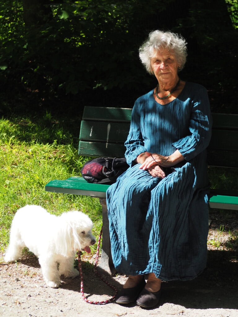 Alles nur Zufall oder was? Oft sehen sich Hund und Halter:in ähnlich. Ist das nur Einbildung, dass wir unseren Haustieren ähneln, oder steckt vielleicht doch mehr dahinter?