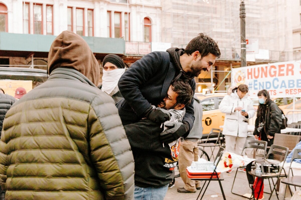 Der Demokrat Zohran Mamdani hat die Vorwahlen zur Bürgermeisterwahl in New York City überraschend und mit deutlichem Vorsprung gewonnen. Sein Erfolg steht für etwas Seltenes in der US-Politik: Hoffnung, getragen von Menschlichkeit, Nahbarkeit und echtem Engagement.