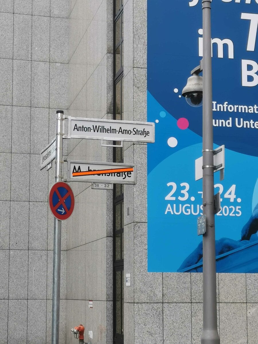 Heute, am 23. August 2025, werden die neuen Straßenschilder der Anton-Wilhelm-Amo-Straße offiziell enthüllt. Ein Schritt zur Dekolonialisierung der Erinnerungspolitik.