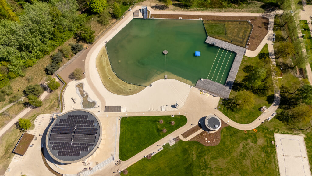 Im niedersächsischen Winsen (Luhe) wurde das deutschlandweit erste vollständig klimaneutrale Naturbad eröffnet