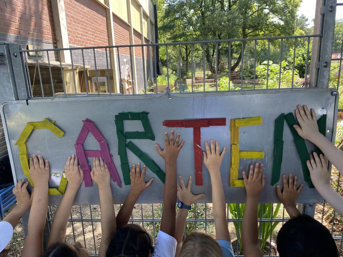 Schulgarten Andreasschule Bonn - Klimaschutz nebenan - Kinder freuen sich übers Gärtnern