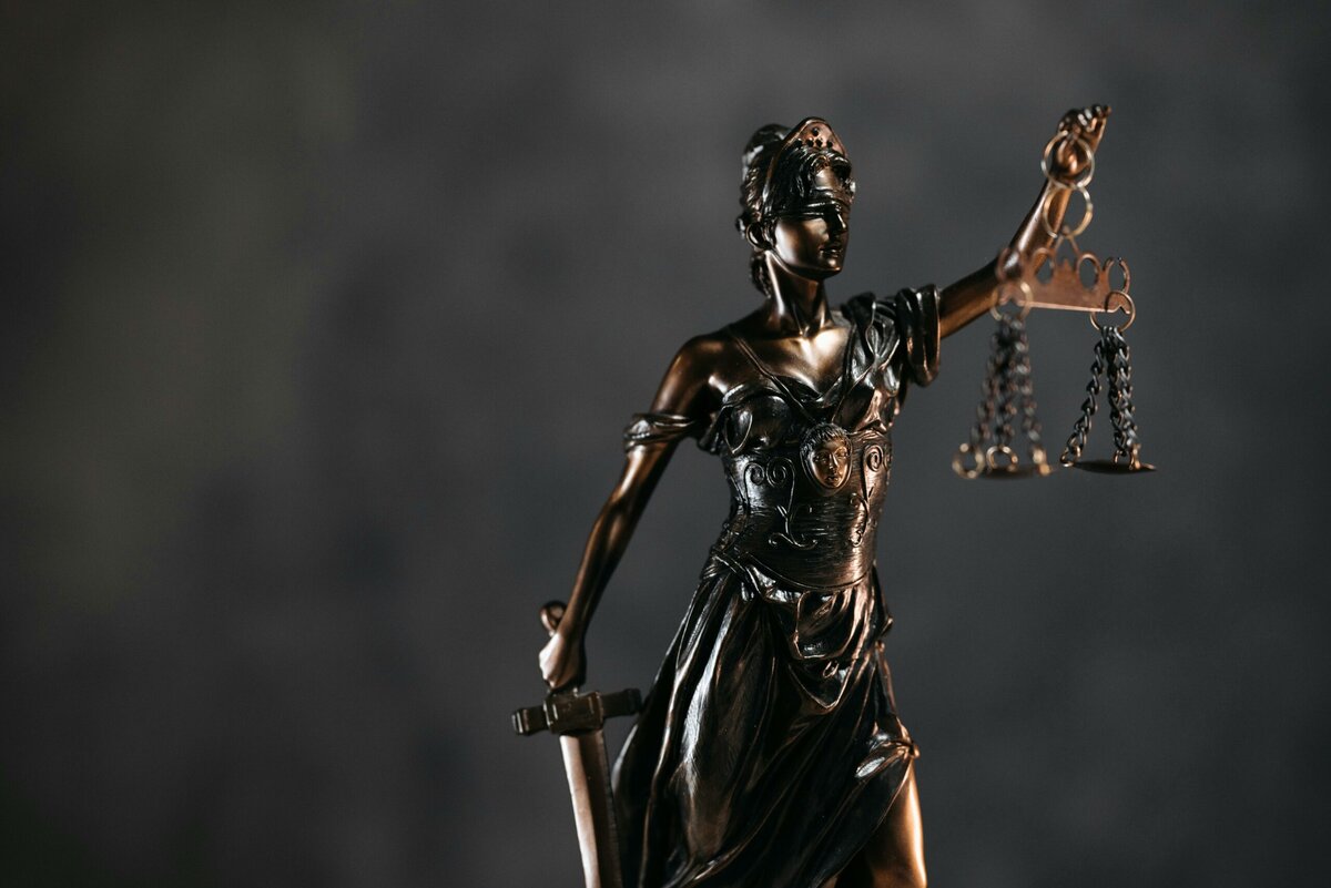 Bild von einer kupfernen Justizia, de