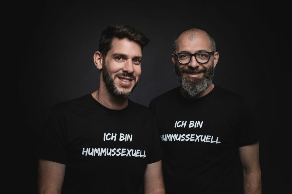 Seit Jahren betreiben der Palästinenser Jalil Debit und der Israeli Oz David Ben das Kanaan im Berliner Prenzlauer Berg. Im August stand ihr Lokal kurz vor dem Aus, nun kann es weitergehen – dank großer Unterstützung aus der Bevölkerung.