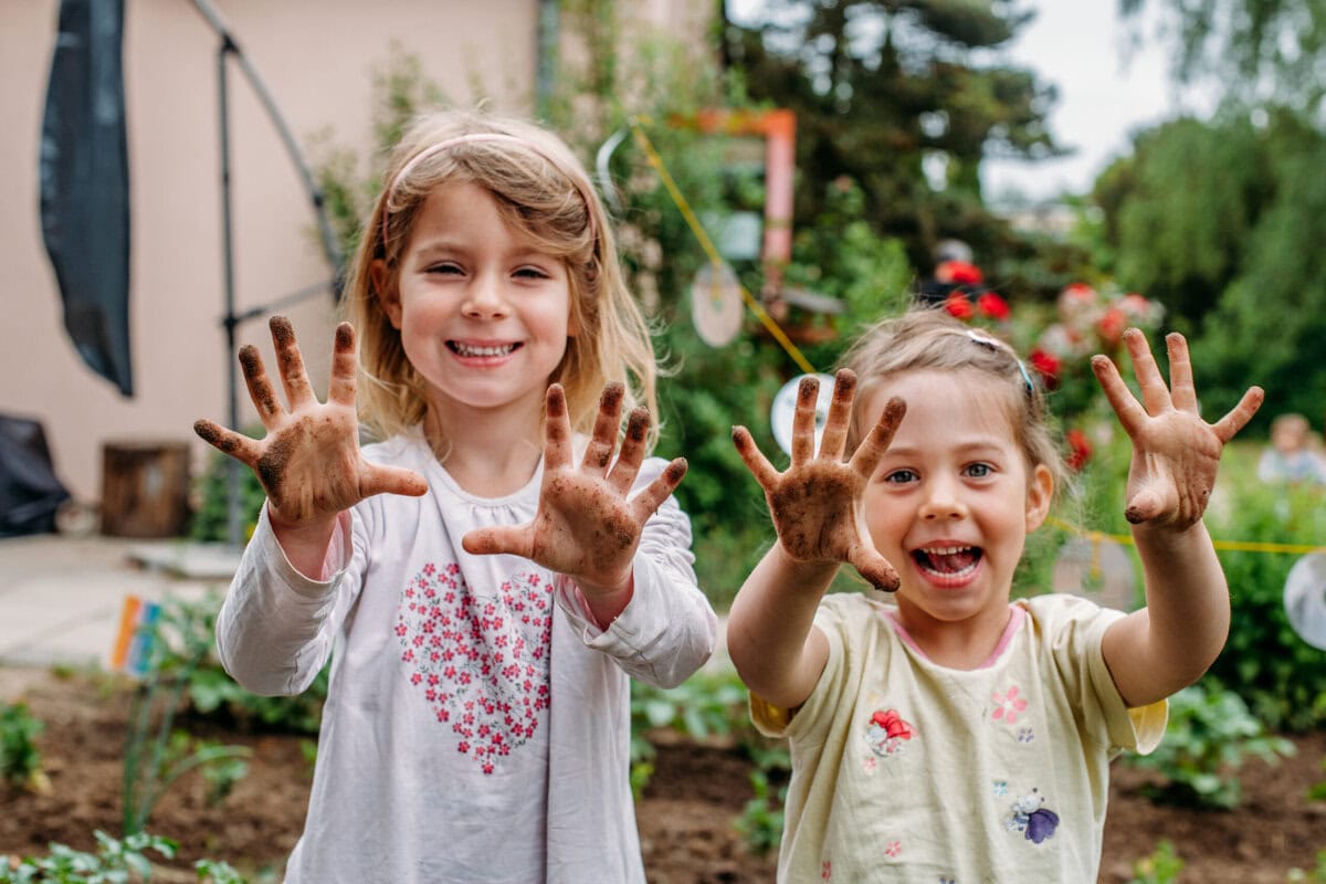 Lernen mit den Händen in der Erde: Acker bringt Natur zurück in Klassenzimmer und Nachbarschaften.