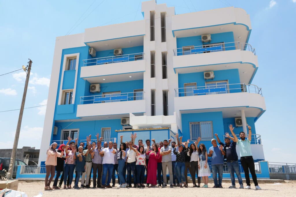 Seit zwölf Jahren ist Radio Arta im Nordosten Syriens on Air. Trotz aller Herausforderungen hat sich das Radio seine Unabhängigkeit bewahrt – und ist für die Lokalbevölkerung gleichzeitig Hauptinformationsquelle und Lieblingssender. Im Interview spricht Arta-Gründer Siruan Hossein über die Anfänge seines Senders, über Erfolge, den Umgang mit neuen Herausforderungen in der aktuellen politischen Lage und darüber, warum unabhängiger Journalismus für Demokratie unabdingbar ist.