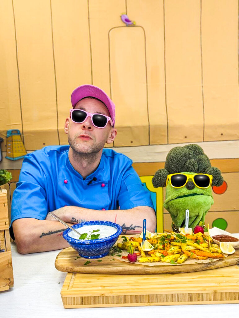Paul Denkhaus ist Koch, Pädagoge und Musiker, genauer gesagt: Rapper. All diese Leidenschaften bringt er zusammen, um Kindern Wissen über gesunde Ernährung zu vermitteln. Ob in den Workshops seines House of Flavor and Rap oder durch seine Künstlerfigur McRecipe, er sorgt dafür, dass Kinder über Hip-Hop Hülsenfrüchte, Brokkoli & Co. probieren – und Bock bekommen, zu kochen.