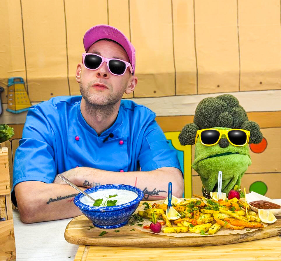 Paul Denkhaus ist Koch, Pädagoge und Musiker, genauer gesagt: Rapper. All diese Leidenschaften bringt er zusammen, um Kindern Wissen über gesunde Ernährung zu vermitteln. Ob in den Workshops seines House of Flavor and Rap oder durch seine Künstlerfigur McRecipe, er sorgt dafür, dass Kinder über Hip-Hop Hülsenfrüchte, Brokkoli & Co. probieren – und Bock bekommen, zu kochen.