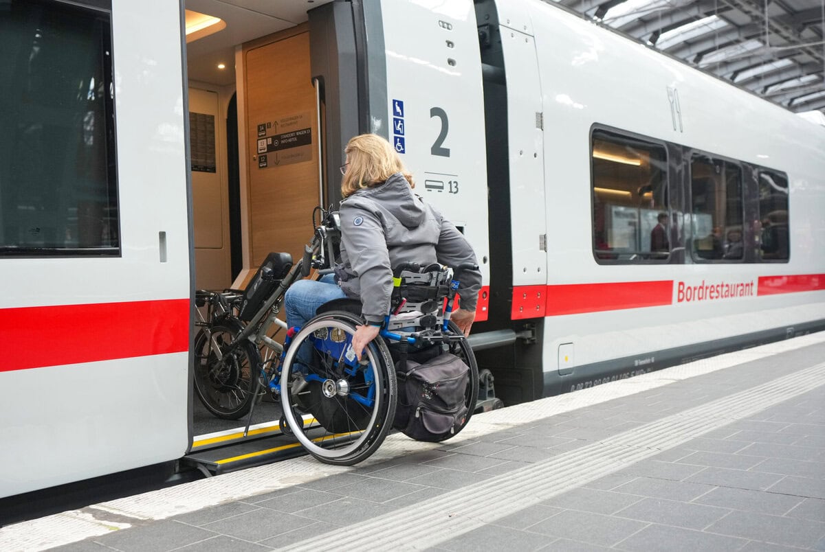 Präsentation ICE L Bahn stellt barrierefreien ICE L vor. Das Foto zeigt eine Rollstuhlfahrerin, die den Einstieg testet.