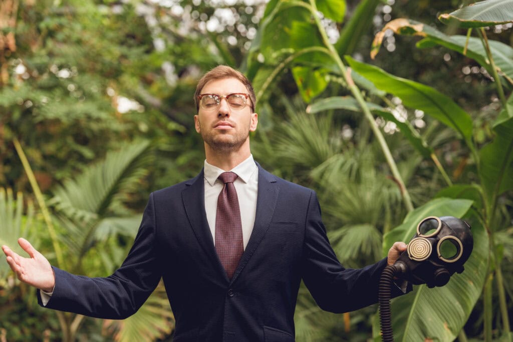 Durchatmen in Paris - https://depositphotos.com/de/photo/handsome-businessman-suit-glasses-closed-eyes-holding-rubber-gas-mask-255327734.html