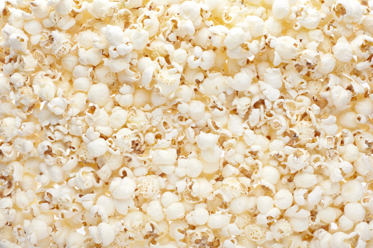 Wohnen in Popcorn, Kaugummis als Grippetest und Pipi auf Pilzen - https://depositphotos.com/de/photo/popcorn-background-9985153.html