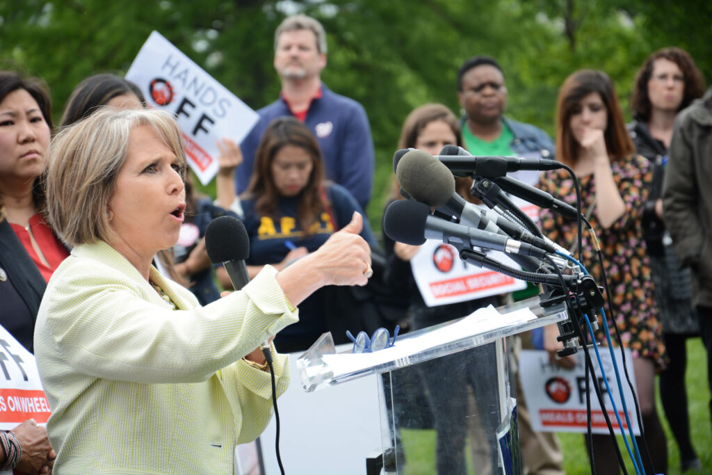 Kostenlose Kinderbetreuung in New Mexico ist auch ihr Verdienst: Michelle Lujan Grisham auf einer Kundgebung