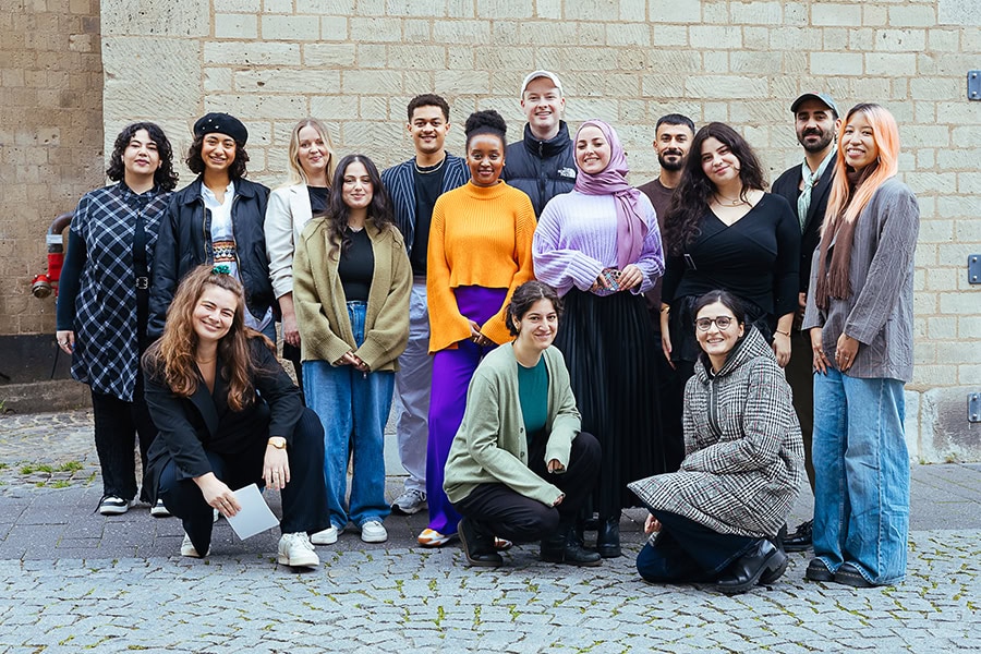 Seit über 17 Jahren setzen sich die Neuen deutschen Medienmacher*innen für mehr Vielfalt im Journalismus ein. Was es für eine diskriminierungsfreie Medienlandschaft braucht, wo wir auf dem Weg dahin stehen und warum wir auf die erste Person mit Migrationsgeschichte in der Intendanz hinfiebern sollten – und können.