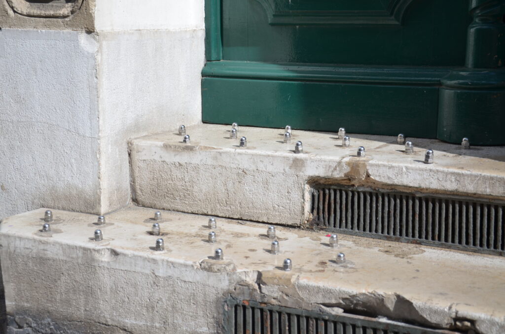 boulons anti sdf sur un perron marseille france 1024x678 1