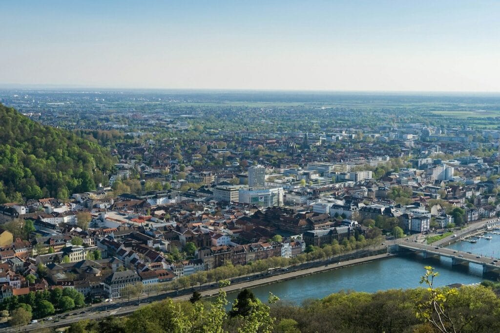 lisa fecker luftaufnahme ueber stadt unsplash 1