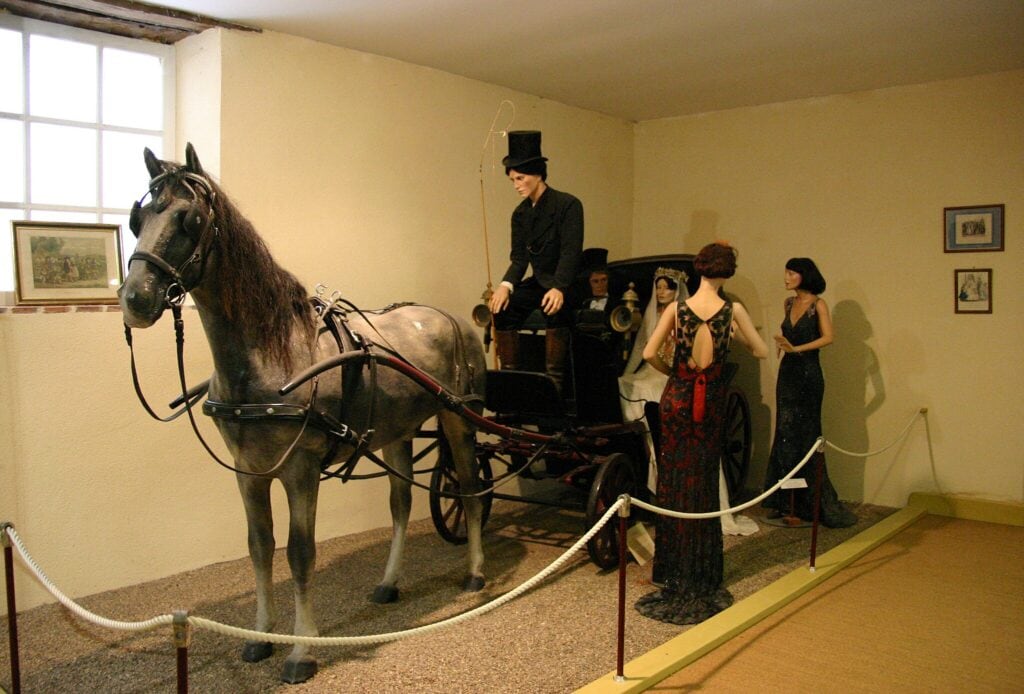 Von Pferden gezogene Kutschen gibt es in Prag nur noch im Museum. Credits: https://commons.wikimedia.org/wiki/User:Gerd_Eichmann