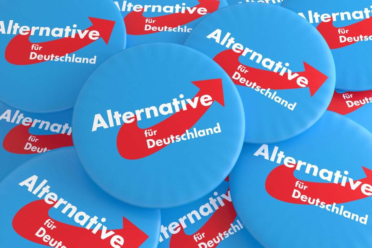 AfD verliert Markenrechte an Logo und Namenskürzel. Credits: https://depositphotos.com/de/editorial/german-election-politics-badges-concept-pile-of-afd-buttons-3d-illustration-226483036.html