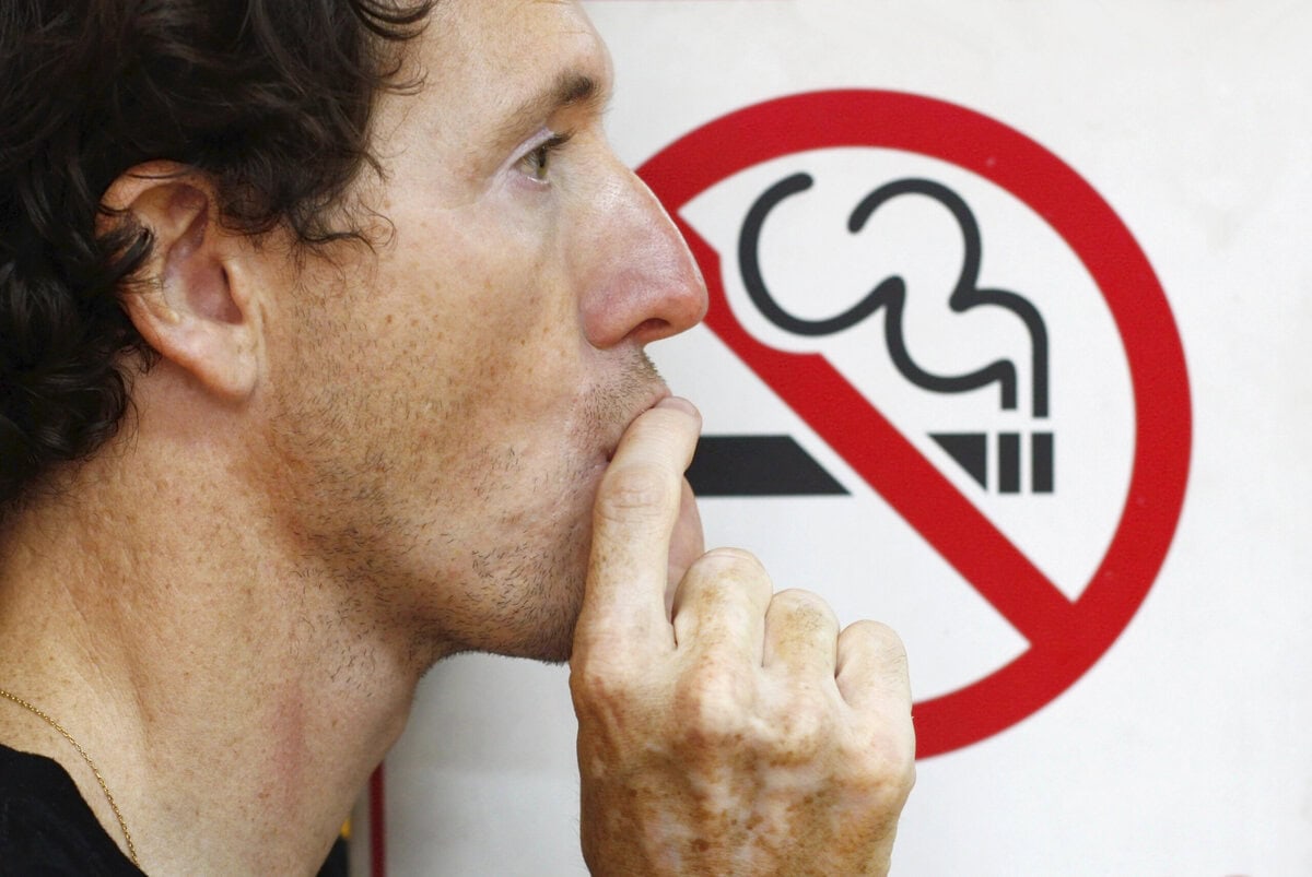 Rauchverbot Malediven - Mann raucht ein Rauchverbotschild - Credits: https://depositphotos.com/de/editorial/man-smoking-a-no-smoking-sign-8049115.html