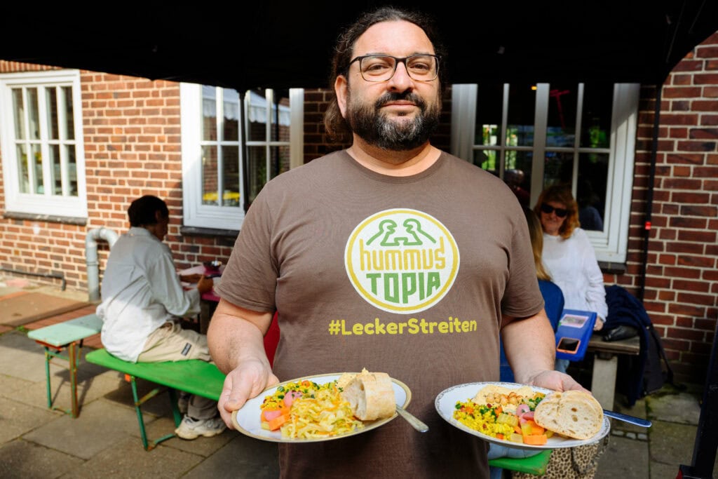 Avraham serviert Hummus. Foto: Gregor Fischer / Hummustopia