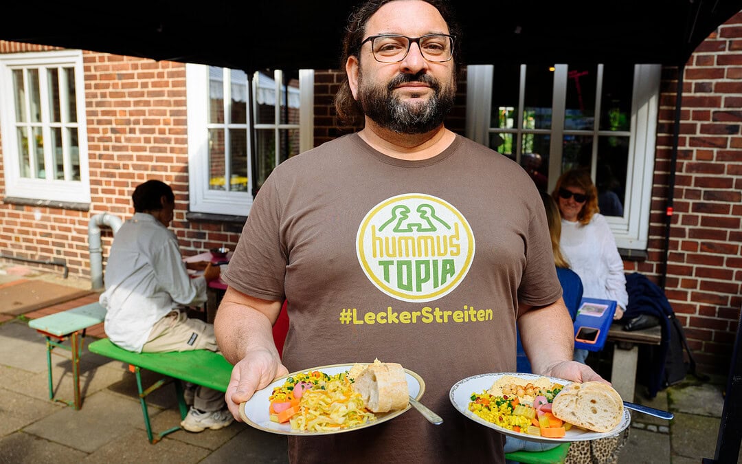Hummus macht’s möglich: Polizei und Aktivist:innen an einem Tisch