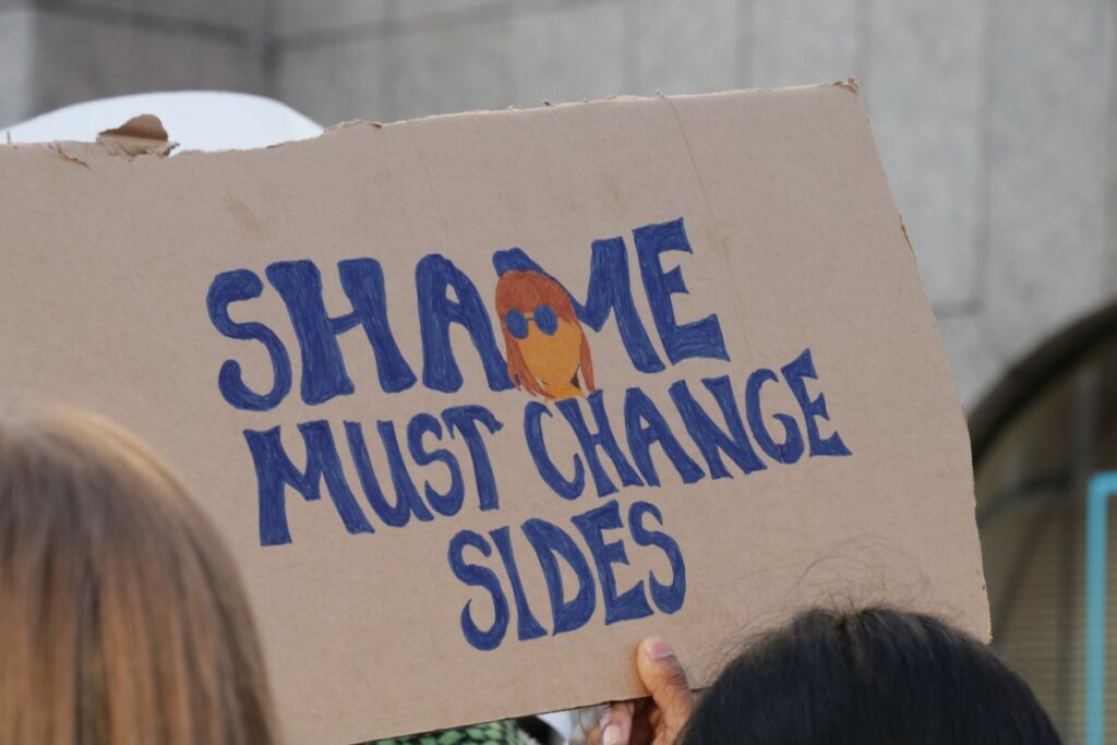 Kampf für mehr Sicherheit im Sexualstrafrecht - Shame must change sides - Credits: https://commons.wikimedia.org/wiki/File:International_Women%27s_Day_Demonstration_in_Düsseldorf.jpg