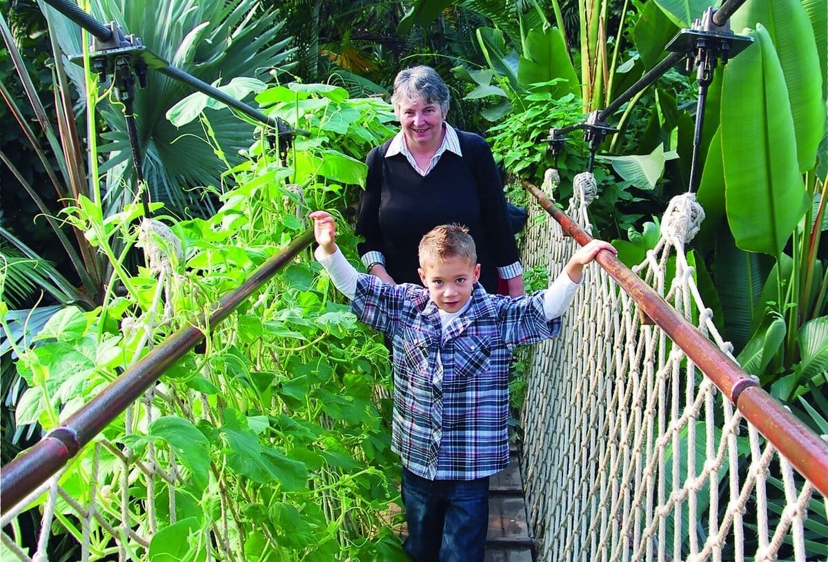 Seit dreißig Jahren schafft der Verein SEFA Leipzig Begegnungen zwischen den Generationen. Sein Herzstück ist der Großelterndienst – ein Projekt, das Kinder mit ehrenamtlichen Wunsch-Omas und -Opas zusammenbringt. Pressesprecher Arik Platzek erzählt, wie aus Fremden Familie wird.