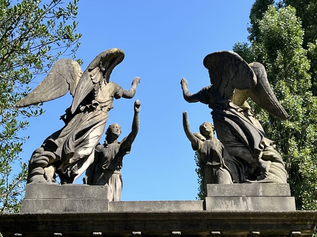 Weeping Angels auf einem Londoner Friedhof