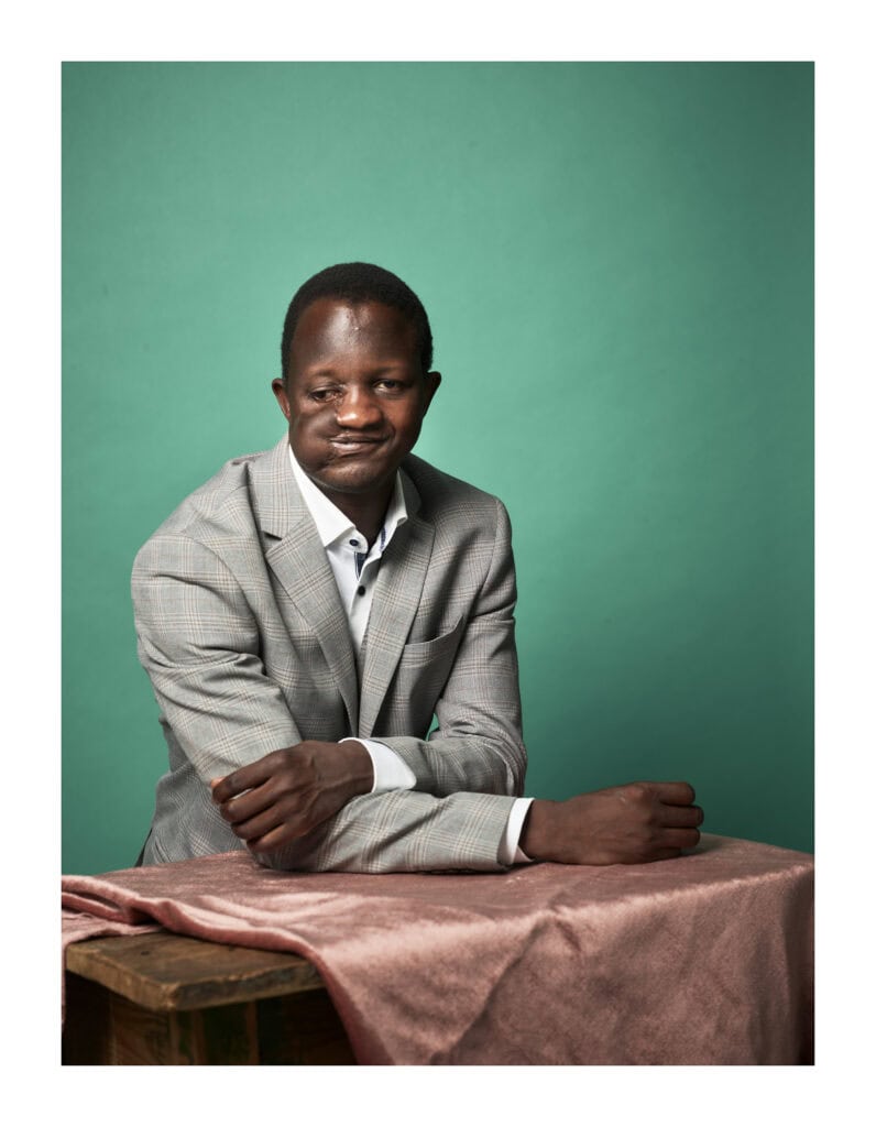 Er überlebte die aggressive Erkrankung Noma, wurde vom TIMESMagazine als eine der 100 wichtigsten Persönlichkeiten im Bereich Gesundheit ausgezeichnet und kennt die Hürden auf dem Weg zur Selbstakzeptanz. Im Gespräch erzählt Fidel Strub, was Gesundheit mit Selbstliebe zu tun hat und was es bedeutet, die eigene Zumutbarkeit herauszufinden.