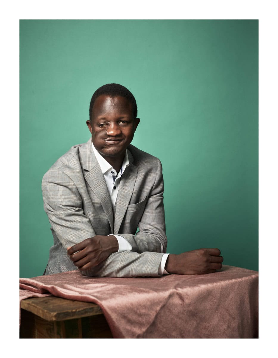 Er überlebte die aggressive Erkrankung Noma, wurde vom TIMESMagazine als eine der 100 wichtigsten Persönlichkeiten im Bereich Gesundheit ausgezeichnet und kennt die Hürden auf dem Weg zur Selbstakzeptanz. Im Gespräch erzählt Fidel Strub, was Gesundheit mit Selbstliebe zu tun hat und was es bedeutet, die eigene Zumutbarkeit herauszufinden.