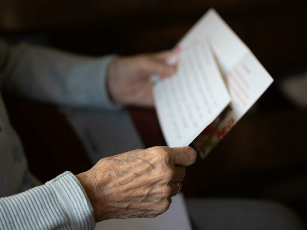 Post mit Herz / Fotocredits: https://pixabay.com/photos/letter-postcard-read-elderly-6128377/ Post mit Herz / Fotocredits: https://pixabay.com/photos/letter-postcard-read-elderly-6128377/