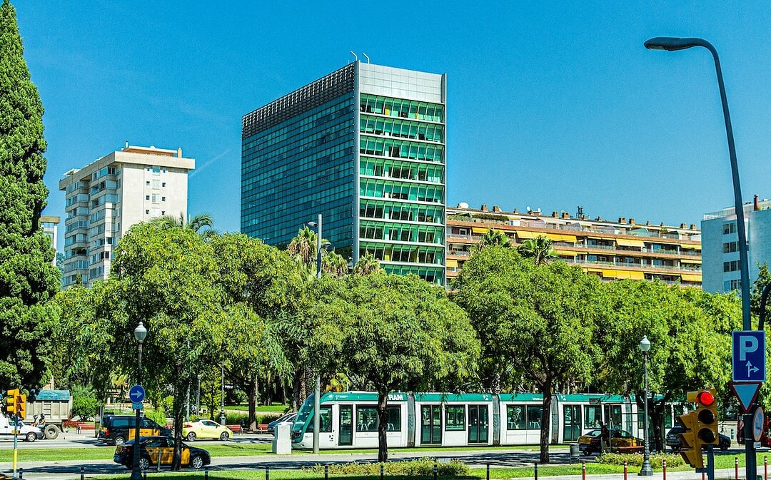 Spanien führt „Deutschlandticket“ ein, smartphonefreie Klasse