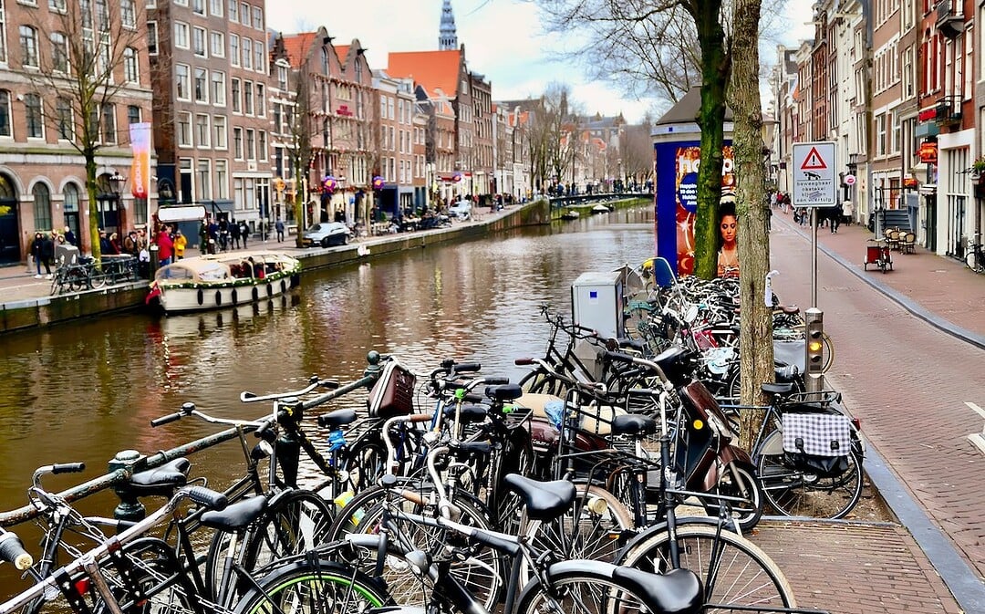 Amsterdam stoppt fossile Werbung, App für einfache Arzt-Überweisungen