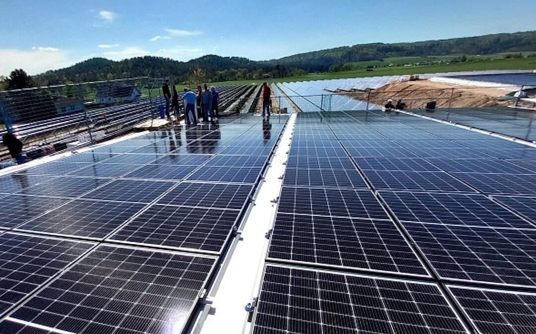Hessisches Dorf heizt mit Solarwärme, Proberaum in Stadion-Loge