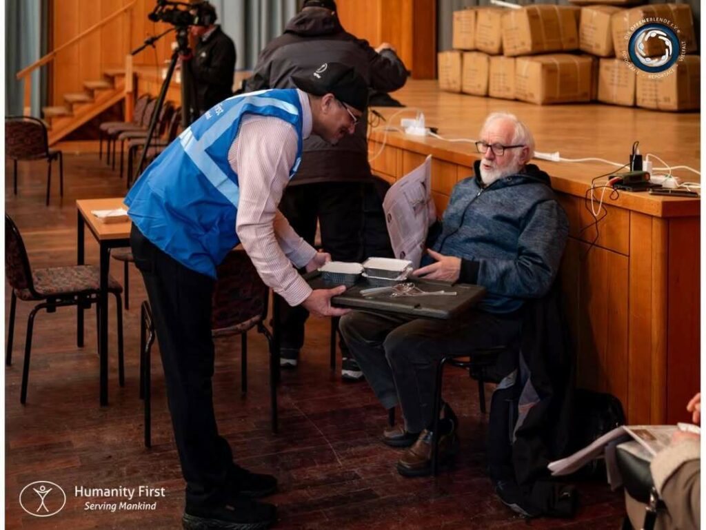 Nothilfe Muslim verteilt Essen