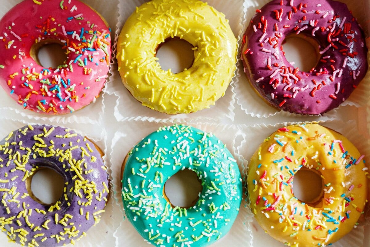 Junkfood wie diese bunten Donuts dürfen in Großbritannien nicht mehr uneingeschränkt beworben werden. Credits: https://www.pexels.com/de-de/foto/lebensmittel-essen-zucker-bunt-4686960/