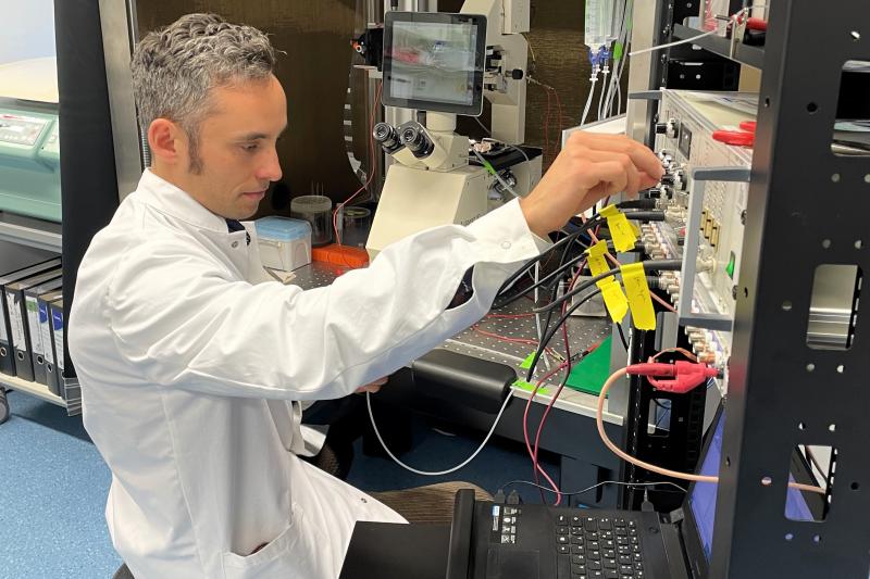 Dr. Oliver Rauh forscht an Protein, das mit der Entstehung von Parkinson in Verbindung gebracht wird. Credits: Daniela Greulich/H-BRS