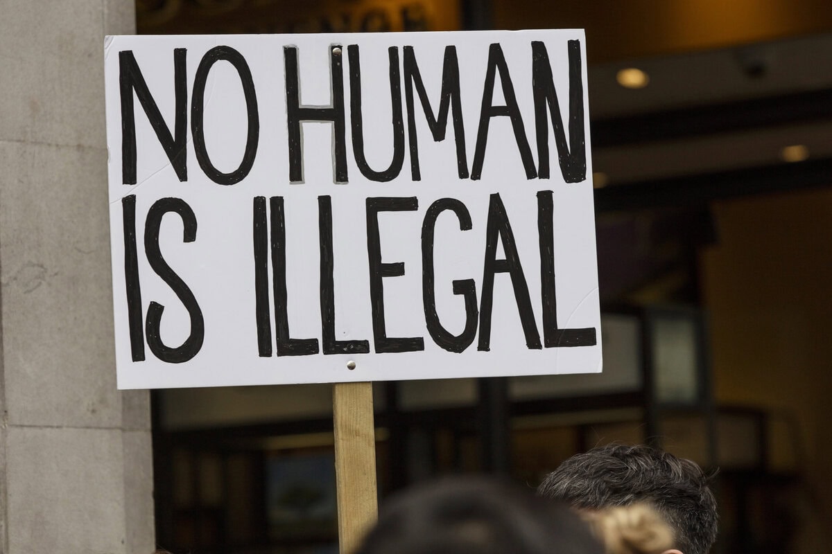 Kein Mensch ist illegal - No Human Is Illegal - Ninguna Persona Es Ilegal - Foto: https://depositphotos.com/de/editorial/no-human-is-illegal-protest-banner-at-a-political-march-311063370.html