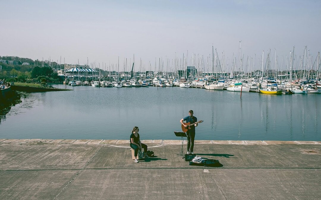 Irland führt Grundeinkommen für Künstler ein, mobiles Schwimmbad für Kinder