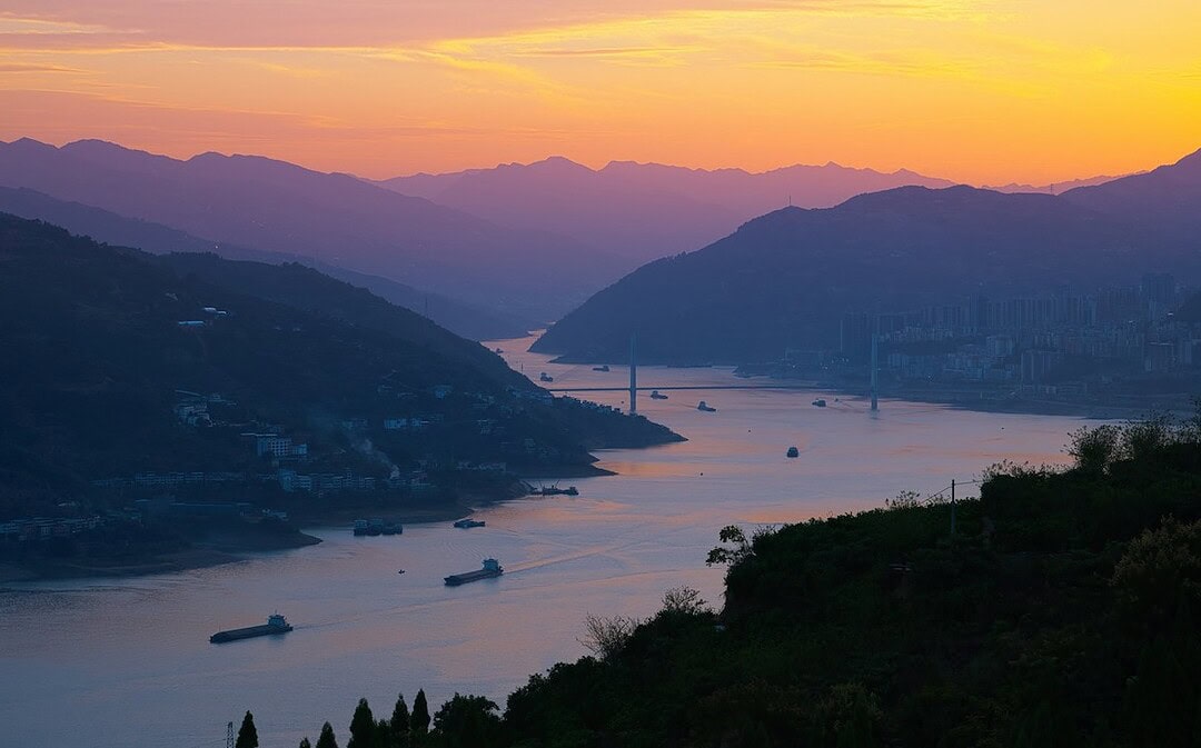 Drittgrößter Fluss der Welt erholt sich, Handel mit Plastikmüll stark gesunken, Mutpost gegen Verzweiflung