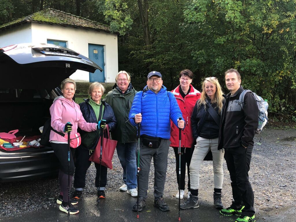Andreas Forster (in Blau) wanderte fürs Hospiz - hier mit Kolleginnen und seinem Cousin zu sehen