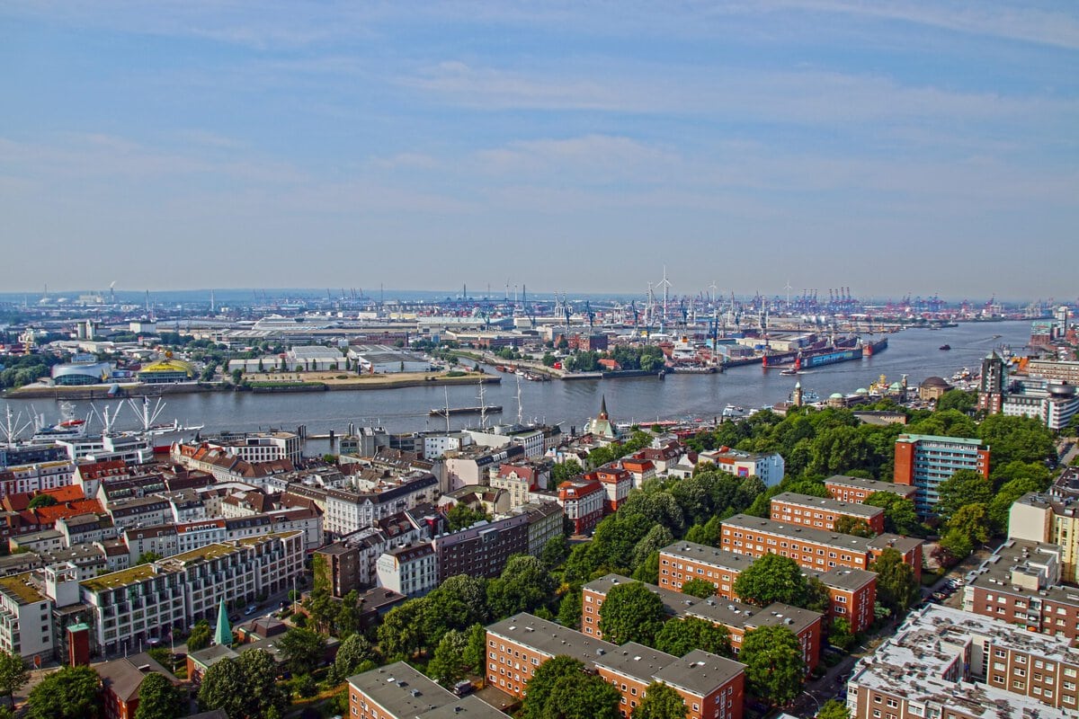 Mehr Grün statt Beton: Hamburg startet Wettbewerb, um mehr Flächen zu entsiegeln und so aktiv das Stadtklima zu verbessern.
