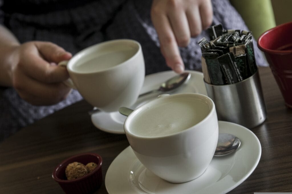 Ein neues Café schafft Jobs für Frauen ohne Ausbildung und verbindet Kulinarik mit gesellschaftlicher Verantwortung.