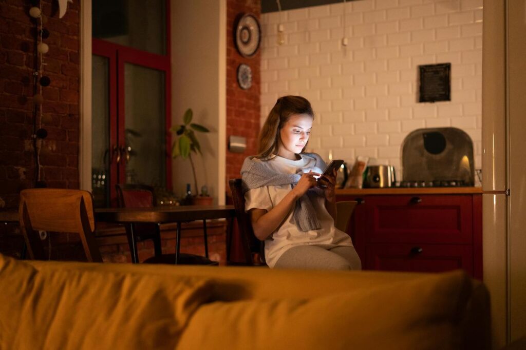 Frau mit Handy
