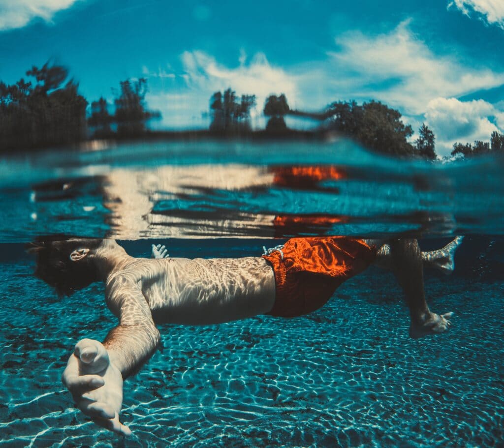 In Deutschland lernen wieder mehr Menschen, sicher zu schwimmen.