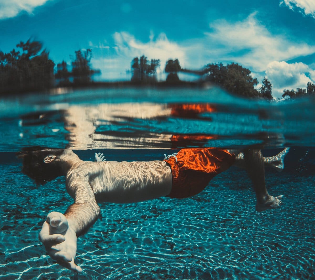 In Deutschland lernen wieder mehr Menschen, sicher zu schwimmen.