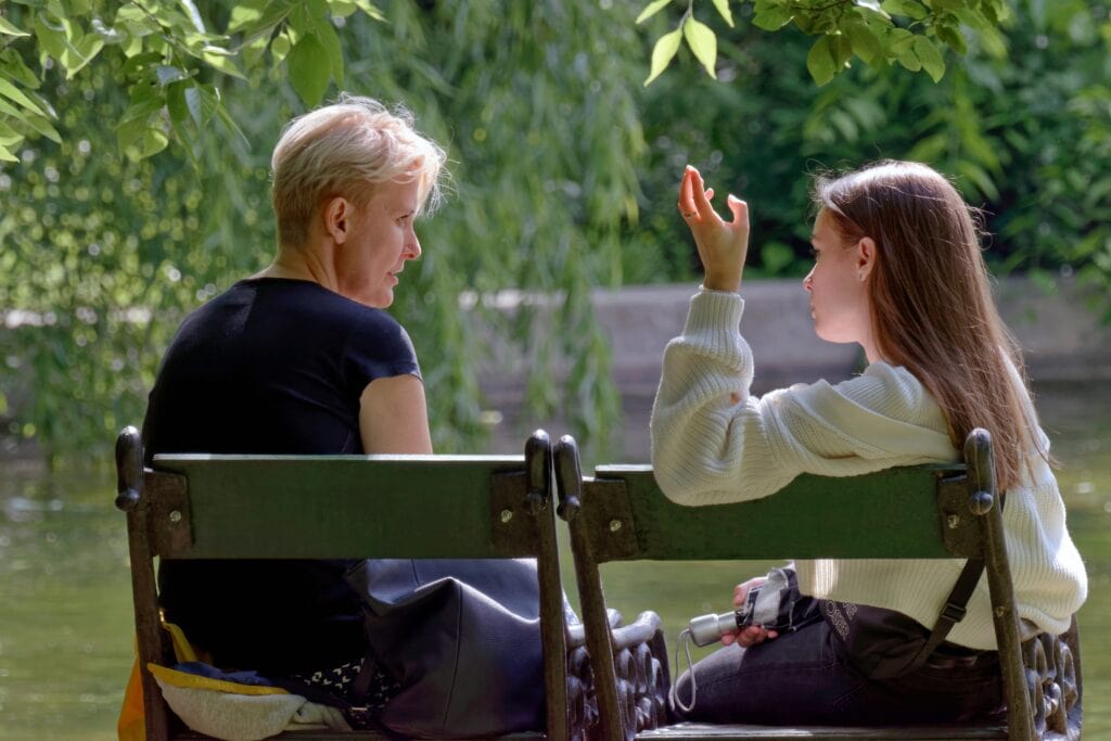 Small Talk bringt Menschen deutlich mehr Freude, als sie vorher vermuten – selbst dann, wenn das Thema eigentlich langweilig klingt.