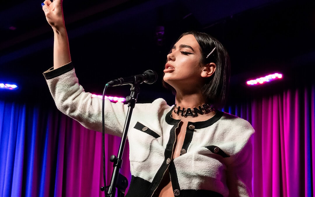 Dua Lipa eröffnet eine Bibliothek für verbannte und zensierte Bücher in Portugal